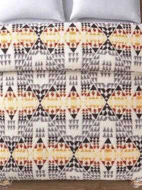 Pendleton queen size Sherpa blanket